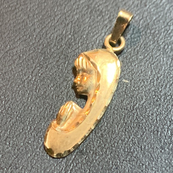 Jewelry - 🎉HP🎉 Vintage 14k Gold Praying Child Pendant